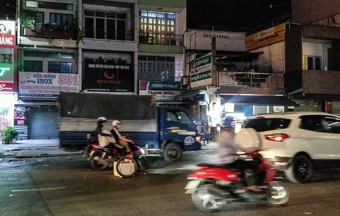 Đường ra bến xe miền Đông bỗng nhiên có hố lún cả tấc, dân lo lắng - Ảnh 3. Đường ra bến xe miền Đông bỗng nhiên có hố lún cả tấc, dân lo lắng - Ảnh 3.