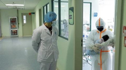 Bé sơ sinh 17 ngày tuổi bị COVID-19 tự khỏi bệnh - Ảnh 3. Bé sơ sinh 17 ngày tuổi bị COVID-19 tự khỏi bệnh - Ảnh 3.