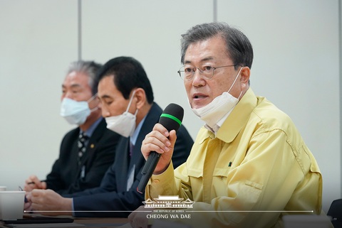Tổng thống Hàn Quốc tới Daegu, cử thủ tướng ở lại chống dịch - Ảnh 2. Tổng thống Hàn Quốc tới Daegu, cử thủ tướng ở lại chống dịch - Ảnh 2.
