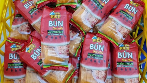 Bún dưa hấu và bánh tráng thanh long giải cứu nông sản thời dịch COVID-19 - Ảnh 8. Bún dưa hấu và bánh tráng thanh long giải cứu nông sản thời dịch COVID-19 - Ảnh 8.