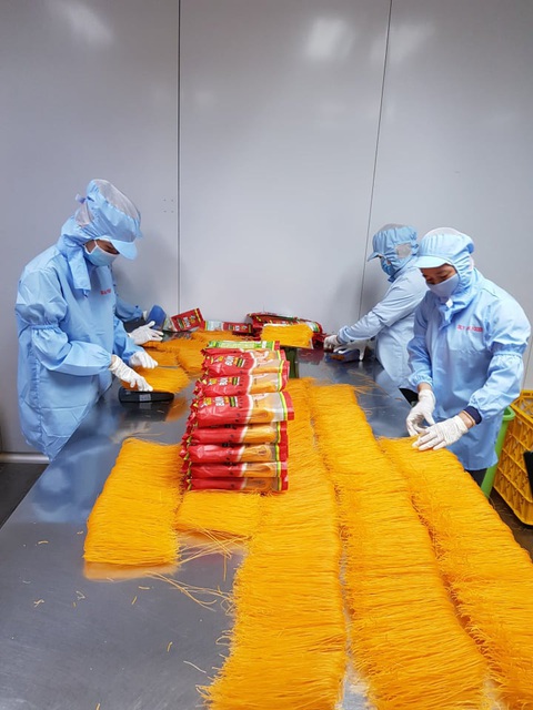 Bún dưa hấu và bánh tráng thanh long giải cứu nông sản thời dịch COVID-19 - Ảnh 4. Bún dưa hấu và bánh tráng thanh long giải cứu nông sản thời dịch COVID-19 - Ảnh 4.