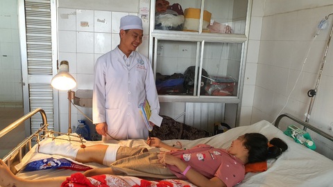 Nỗ lực cứu bàn chân phải cho nữ sinh 15 tuổi - Ảnh 1. Nỗ lực cứu bàn chân phải cho nữ sinh 15 tuổi - Ảnh 1.