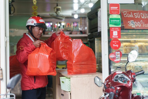 Thanh toán tiền mặt vẫn chiếm phần lớn khi mua hàng qua điện thoại - Ảnh 1. Thanh toán tiền mặt vẫn chiếm phần lớn khi mua hàng qua điện thoại - Ảnh 1.