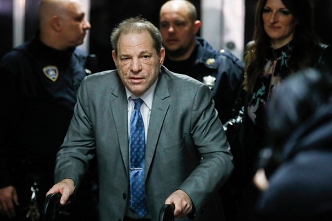 Harvey Weinstein nhập viện sau khi bị kết tội hiếp dâm - Ảnh 1. Harvey Weinstein nhập viện sau khi bị kết tội hiếp dâm - Ảnh 1.