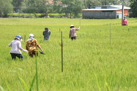Sạt lở cả đoạn đường xuống sông, giao thông chia cắt - Ảnh 6. Sạt lở cả đoạn đường xuống sông, giao thông chia cắt - Ảnh 6.