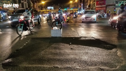 Hố lún sâu hơn cả tấc trên đường ra bến xe Miền Đông đã được khắc phục - Ảnh 2. Hố lún sâu hơn cả tấc trên đường ra bến xe Miền Đông đã được khắc phục - Ảnh 2.