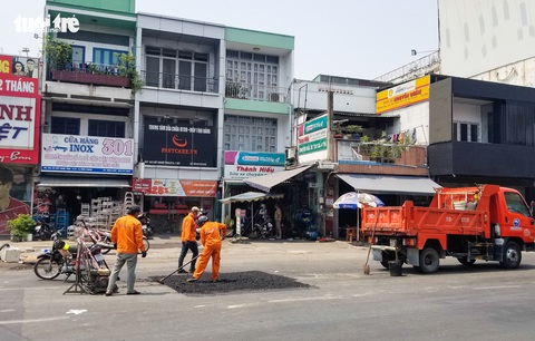 Hố lún sâu hơn cả tấc trên đường ra bến xe Miền Đông đã được khắc phục - Ảnh 1. Hố lún sâu hơn cả tấc trên đường ra bến xe Miền Đông đã được khắc phục - Ảnh 1.