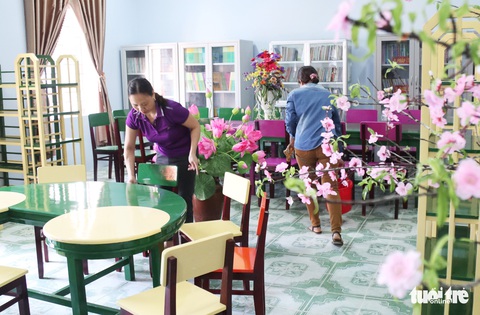 Thầy cô làm thư viện rực rỡ chờ đón học sinh trở lại trường - Ảnh 1. Thầy cô làm thư viện rực rỡ chờ đón học sinh trở lại trường - Ảnh 1.
