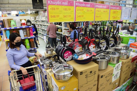 Siêu thị phục vụ thượng đế trong mùa dịch COVID-19 - Ảnh 1. Siêu thị phục vụ thượng đế trong mùa dịch COVID-19 - Ảnh 1.