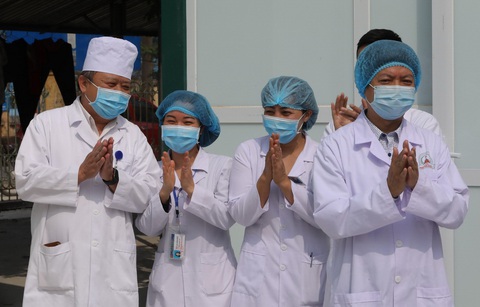 Bác sĩ trẻ lên tuyến đầu chống dịch - Ảnh 3. Bác sĩ trẻ lên tuyến đầu chống dịch - Ảnh 3.