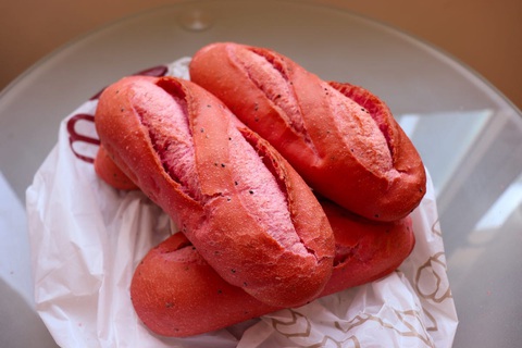 Phóng viên quốc tế: Bánh mì thanh long Việt Nam ngon tuyệt vời - Ảnh 1. Phóng viên quốc tế: Bánh mì thanh long Việt Nam ngon tuyệt vời - Ảnh 1.
