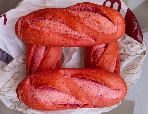 Phóng viên quốc tế: Bánh mì thanh long Việt Nam ngon tuyệt vời - Ảnh 2. Phóng viên quốc tế: Bánh mì thanh long Việt Nam ngon tuyệt vời - Ảnh 2.