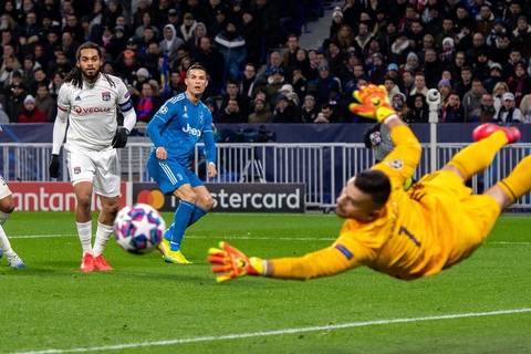 Ronaldo mất hút trên sân, Juventus phơi áo trước Lyon - Ảnh 2. Ronaldo mất hút trên sân, Juventus phơi áo trước Lyon - Ảnh 2.