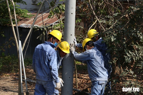 Tăng cường điện để Bệnh viện dã chiến thứ 2 của TP.HCM sẵn sàng hoạt động - Ảnh 4. Tăng cường điện để Bệnh viện dã chiến thứ 2 của TP.HCM sẵn sàng hoạt động - Ảnh 4.