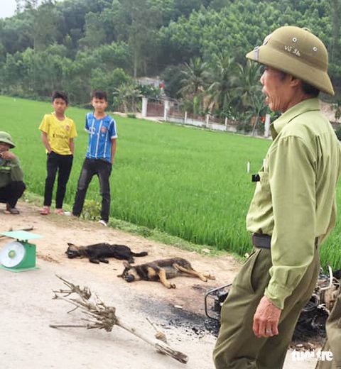 Nghi trộm chó, một người bị dân vây đánh chết, đốt xe máy - Ảnh 1. Nghi trộm chó, một người bị dân vây đánh chết, đốt xe máy - Ảnh 1.