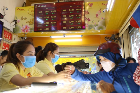 Giá vàng rơi khỏi ngưỡng 47 triệu đồng/lượng - Ảnh 1. Giá vàng rơi khỏi ngưỡng 47 triệu đồng/lượng - Ảnh 1.