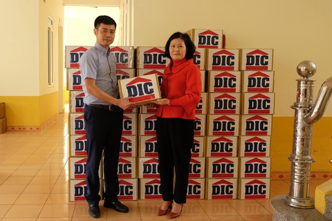 Tập đoàn DIC trao tặng Vĩnh Phúc 3.000 chai dung dịch sát khuẩn - Ảnh 2. Tập đoàn DIC trao tặng Vĩnh Phúc 3.000 chai dung dịch sát khuẩn - Ảnh 2.