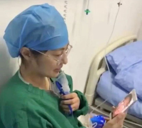 Nhật ký viết trên điện thoại của y tá tuyến đầu chống dịch COVID-19 - Ảnh 1. Nhật ký viết trên điện thoại của y tá tuyến đầu chống dịch COVID-19 - Ảnh 1.