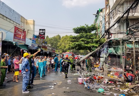 Cháy nhà ở chợ Hạnh Thông Tây, 2 người nhảy xuống đất từ lầu 2 - Ảnh 5. Cháy nhà ở chợ Hạnh Thông Tây, 2 người nhảy xuống đất từ lầu 2 - Ảnh 5.