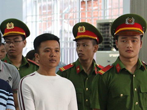Hỗn chiến sau cờ bạc bịp, một người chết, 35 người lãnh án - Ảnh 2. Hỗn chiến sau cờ bạc bịp, một người chết, 35 người lãnh án - Ảnh 2.