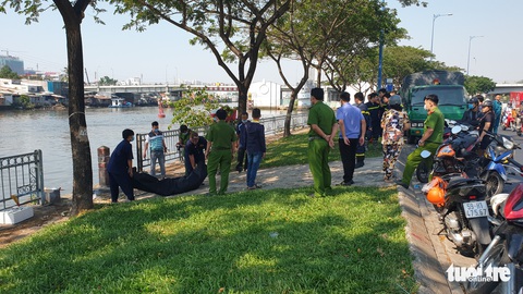 Tìm thấy thi thể cặp vợ chồng nhảy kênh Tàu Hủ - Ảnh 1. Tìm thấy thi thể cặp vợ chồng nhảy kênh Tàu Hủ - Ảnh 1.