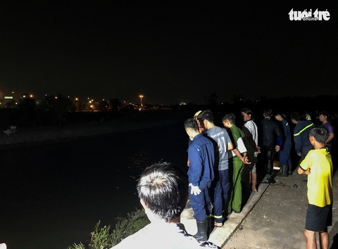 TP.HCM: Trượt chân ngã xuống kênh, 2 em nhỏ chết đuối thương tâm - Ảnh 1. TP.HCM: Trượt chân ngã xuống kênh, 2 em nhỏ chết đuối thương tâm - Ảnh 1.