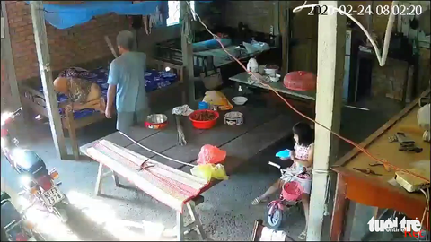 Tạm giữ cặp vợ chồng đánh mẹ già 88 tuổi - Ảnh 2. Tạm giữ cặp vợ chồng đánh mẹ già 88 tuổi - Ảnh 2.