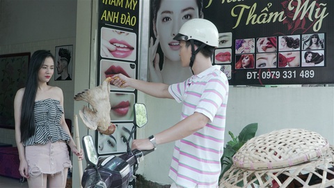 Bị cưỡng bức trong Cô gái nhà người ta: Thì mày nhịn đi một tí đã làm sao! - Ảnh 8. Bị cưỡng bức trong Cô gái nhà người ta: Thì mày nhịn đi một tí đã làm sao! - Ảnh 8.