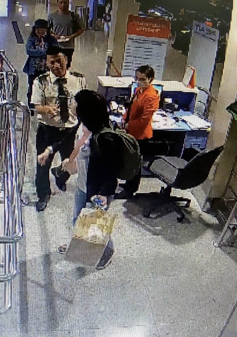 Nữ hành khách mang hành lý quá ký lao vào cắn nhân viên hàng không - Ảnh 1. Nữ hành khách mang hành lý quá ký lao vào cắn nhân viên hàng không - Ảnh 1.