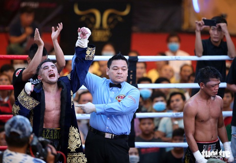 Võ sĩ Philippines sưng hết hai mắt sau trận tranh đai WBO châu Á - Ảnh 4. Võ sĩ Philippines sưng hết hai mắt sau trận tranh đai WBO châu Á - Ảnh 4.