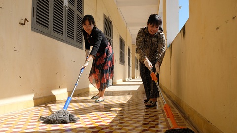 Dọn trường đón học sinh trở lại - Ảnh 1. Dọn trường đón học sinh trở lại - Ảnh 1.