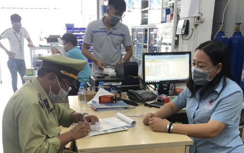 Bình Dương bắt quả tang cửa hàng thuốc bán khẩu trang với giá cắt cổ - Ảnh 1. Bình Dương bắt quả tang cửa hàng thuốc bán khẩu trang với giá cắt cổ - Ảnh 1.