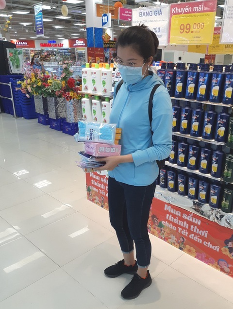 Siêu thị bán khẩu trang gấp 50-60 lần ngày thường, phải đặt sản xuất gấp - Ảnh 1. Siêu thị bán khẩu trang gấp 50-60 lần ngày thường, phải đặt sản xuất gấp - Ảnh 1.
