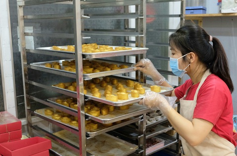 Giới trẻ săn bánh kem chuột vàng đội mũ thần tài - Ảnh 5. Giới trẻ săn bánh kem chuột vàng đội mũ thần tài - Ảnh 5.