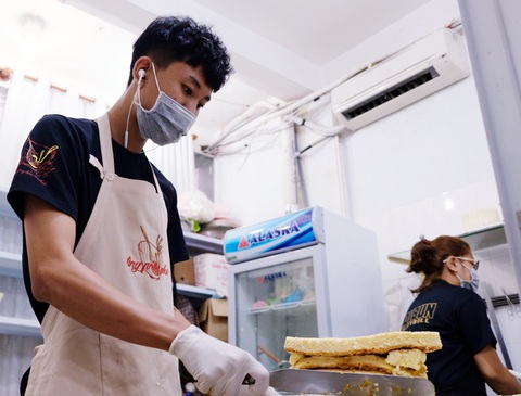Giới trẻ săn bánh kem chuột vàng đội mũ thần tài - Ảnh 4. Giới trẻ săn bánh kem chuột vàng đội mũ thần tài - Ảnh 4.