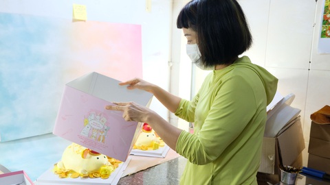 Giới trẻ săn bánh kem chuột vàng đội mũ thần tài - Ảnh 7. Giới trẻ săn bánh kem chuột vàng đội mũ thần tài - Ảnh 7.