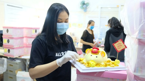 Giới trẻ săn bánh kem chuột vàng đội mũ thần tài - Ảnh 1. Giới trẻ săn bánh kem chuột vàng đội mũ thần tài - Ảnh 1.