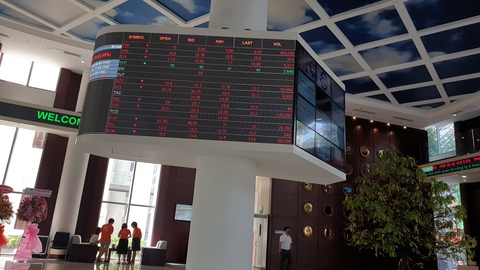 VN-Index tiếp tục giảm gần 30 điểm phiên sáng ngày vía Thần tài - Ảnh 2. VN-Index tiếp tục giảm gần 30 điểm phiên sáng ngày vía Thần tài - Ảnh 2.