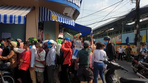 ‘Vỡ trận’ khẩu trang y tế tại chợ thuốc tây lớn nhất TP.HCM - Ảnh 1. ‘Vỡ trận’ khẩu trang y tế tại chợ thuốc tây lớn nhất TP.HCM - Ảnh 1.