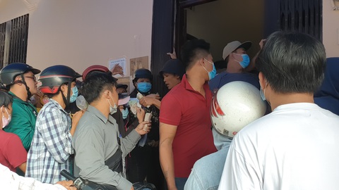 ‘Vỡ trận’ khẩu trang y tế tại chợ thuốc tây lớn nhất TP.HCM - Ảnh 9. ‘Vỡ trận’ khẩu trang y tế tại chợ thuốc tây lớn nhất TP.HCM - Ảnh 9.