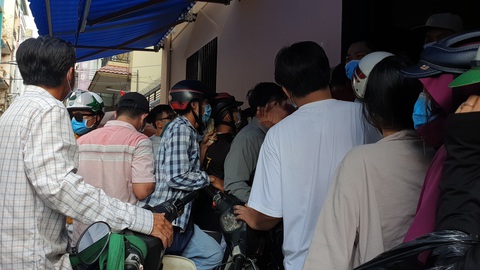 ‘Vỡ trận’ khẩu trang y tế tại chợ thuốc tây lớn nhất TP.HCM - Ảnh 4. ‘Vỡ trận’ khẩu trang y tế tại chợ thuốc tây lớn nhất TP.HCM - Ảnh 4.