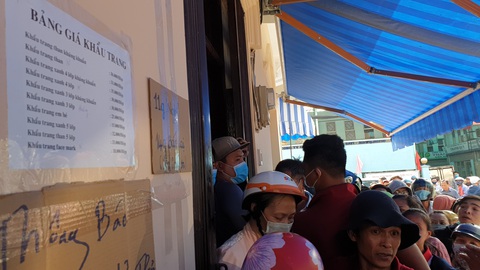 ‘Vỡ trận’ khẩu trang y tế tại chợ thuốc tây lớn nhất TP.HCM - Ảnh 5. ‘Vỡ trận’ khẩu trang y tế tại chợ thuốc tây lớn nhất TP.HCM - Ảnh 5.