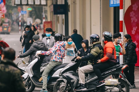 Diện đồ cưới tặng khẩu trang: Chúng tôi được chúc phúc rất nhiều - Ảnh 4. Diện đồ cưới tặng khẩu trang: Chúng tôi được chúc phúc rất nhiều - Ảnh 4.