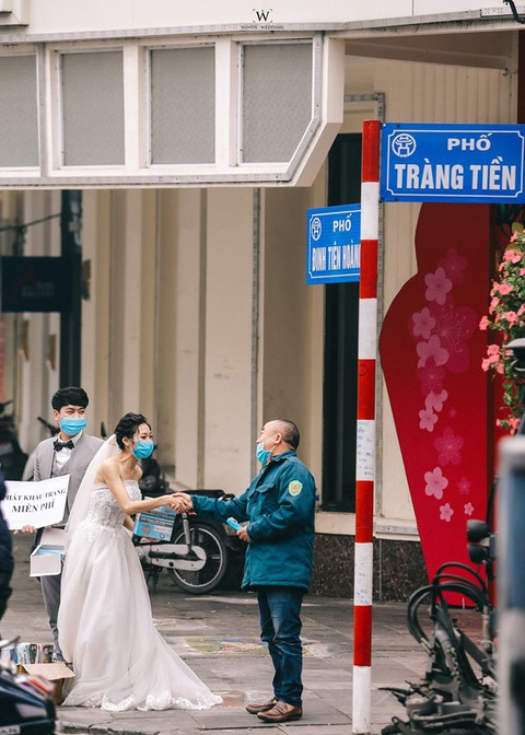 Diện đồ cưới tặng khẩu trang: Chúng tôi được chúc phúc rất nhiều - Ảnh 5. Diện đồ cưới tặng khẩu trang: Chúng tôi được chúc phúc rất nhiều - Ảnh 5.