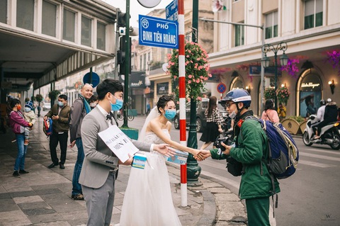 Diện đồ cưới tặng khẩu trang: Chúng tôi được chúc phúc rất nhiều - Ảnh 6. Diện đồ cưới tặng khẩu trang: Chúng tôi được chúc phúc rất nhiều - Ảnh 6.