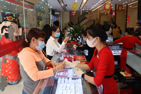 TP.HCM: Vía Thần tài cũng giảm nhiệt vì virus corona - Ảnh 5. TP.HCM: Vía Thần tài cũng giảm nhiệt vì virus corona - Ảnh 5.