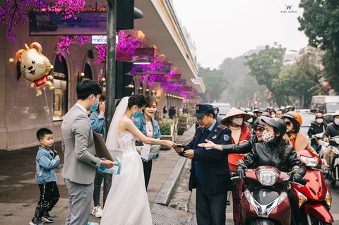 Diện đồ cưới tặng khẩu trang: Chúng tôi được chúc phúc rất nhiều - Ảnh 7. Diện đồ cưới tặng khẩu trang: Chúng tôi được chúc phúc rất nhiều - Ảnh 7.