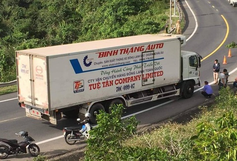 Vượt mặt xe tải trên đèo Cả, hai thanh niên bị xe tông tử vong - Ảnh 1. Vượt mặt xe tải trên đèo Cả, hai thanh niên bị xe tông tử vong - Ảnh 1.