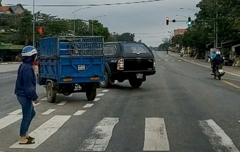 Tài xế xe biển xanh bị phạt tiền, tước bằng lái xe vì vượt đèn đỏ - Ảnh 1. Tài xế xe biển xanh bị phạt tiền, tước bằng lái xe vì vượt đèn đỏ - Ảnh 1.