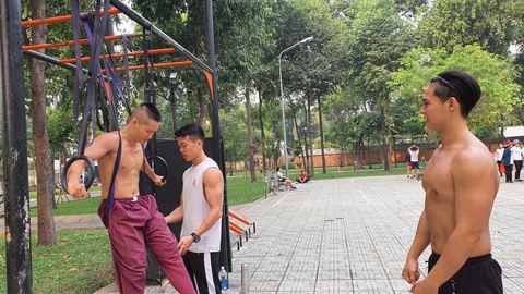 Đi tìm bụng 6 múi - Kỳ 1: Những anh chàng 6 múi ở Làng hoa - Ảnh 1. Đi tìm bụng 6 múi - Kỳ 1: Những anh chàng 6 múi ở Làng hoa - Ảnh 1.